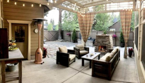 Hollygrape Escape - Lovely Backyard Space & Outdoor Fireplace! 30 Day Min home